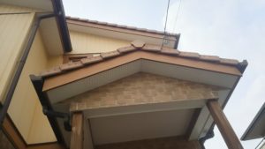 破風板が傷んでいる