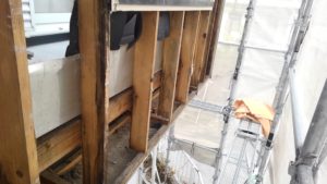 腐食したベランダ